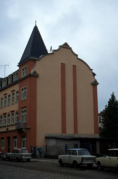 Dresden-Pieschen, Leisniger Platz 7, 4.5.1996.jpg - 1996 war alles übertünscht.